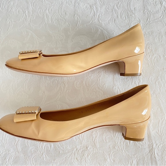Salvatore Ferragamore beige bow pumps - Picture 8 of 11